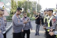 Kapolres Sumenep memimpin apel pagi dan pemeriksaan kelengkapan administrasi personel Satlantas Polres Sumenep di Taman Bunga Sumenep.
