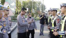 Kapolres Sumenep memimpin apel pagi dan pemeriksaan kelengkapan administrasi personel Satlantas Polres Sumenep di Taman Bunga Sumenep.