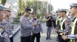 Kapolres Sumenep memimpin apel pagi dan pemeriksaan kelengkapan administrasi personel Satlantas Polres Sumenep di Taman Bunga Sumenep.