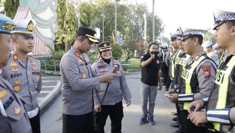 Kapolres Sumenep memimpin apel pagi dan pemeriksaan kelengkapan administrasi personel Satlantas Polres Sumenep di Taman Bunga Sumenep.