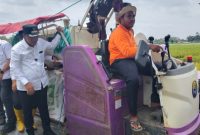 Bupati Bangkalan Lukman Hakim saat meninjau area persawahan dan saluran irigasi di Kabupaten Bangkalan untuk memastikan peningkatan produktivitas padi.