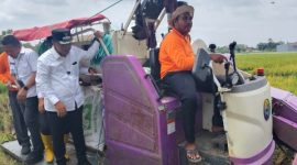 Bupati Bangkalan Lukman Hakim saat meninjau area persawahan dan saluran irigasi di Kabupaten Bangkalan untuk memastikan peningkatan produktivitas padi.