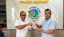 Satresnarkoba Polres Sumenep menunjukkan barang bukti sabu hasil pengungkapan kasus narkotika di Kecamatan Talango.