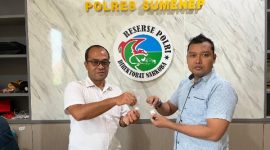 Satresnarkoba Polres Sumenep menunjukkan barang bukti sabu hasil pengungkapan kasus narkotika di Kecamatan Talango.