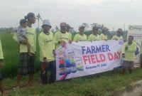 Petani anggota Poktan Desa Tekung mengikuti kegiatan pengenalan produk perlindungan tanaman yang digelar PT DGW di Kecamatan Tekung, Kabupaten Lumajang.