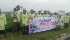 Petani anggota Poktan Desa Tekung mengikuti kegiatan pengenalan produk perlindungan tanaman yang digelar PT DGW di Kecamatan Tekung, Kabupaten Lumajang.