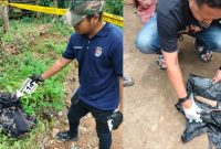 Petugas kepolisian melakukan olah TKP dugaan pembunuhan di Desa Lenteng Barat, Kecamatan Lenteng, Kabupaten Sumenep.