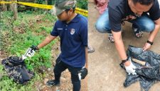 Petugas kepolisian melakukan olah TKP dugaan pembunuhan di Desa Lenteng Barat, Kecamatan Lenteng, Kabupaten Sumenep.