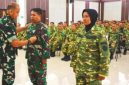 Kepala Badan Pengembangan Sumber Daya Manusia (BPSDM) Pertahanan Kementerian Pertahanan RI, Mayor Jenderal TNI Ketut Gede Wetan Pastia saat melakukan penyematan tanda peserta kepada seluruh peserta Retret PWI 2026. (Dok/Foto/Erfan)