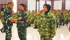 Kepala Badan Pengembangan Sumber Daya Manusia (BPSDM) Pertahanan Kementerian Pertahanan RI, Mayor Jenderal TNI Ketut Gede Wetan Pastia saat melakukan penyematan tanda peserta kepada seluruh peserta Retret PWI 2026. (Dok/Foto/Erfan)