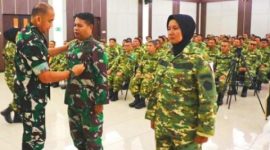 Kepala Badan Pengembangan Sumber Daya Manusia (BPSDM) Pertahanan Kementerian Pertahanan RI, Mayor Jenderal TNI Ketut Gede Wetan Pastia saat melakukan penyematan tanda peserta kepada seluruh peserta Retret PWI 2026. (Dok/Foto/Erfan)