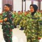 Kepala Badan Pengembangan Sumber Daya Manusia (BPSDM) Pertahanan Kementerian Pertahanan RI, Mayor Jenderal TNI Ketut Gede Wetan Pastia saat melakukan penyematan tanda peserta kepada seluruh peserta Retret PWI 2026. (Dok/Foto/Erfan)