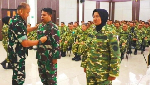 Kepala Badan Pengembangan Sumber Daya Manusia (BPSDM) Pertahanan Kementerian Pertahanan RI, Mayor Jenderal TNI Ketut Gede Wetan Pastia saat melakukan penyematan tanda peserta kepada seluruh peserta Retret PWI 2026. (Dok/Foto/Erfan)