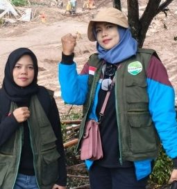 Relawan Nusantara Ranting Cikalong–Cipeundeuy Serahkan Bantuan Logistik ke Korban Banjir Bandang di Cisarua KBB