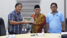 Jajaran Diskominfo Kabupaten Bangkalan menerima kunjungan kerja DPRD Kabupaten Tulungagung Komisi D di ruang Command Center, Jumat (30/1/2026).