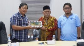 Jajaran Diskominfo Kabupaten Bangkalan menerima kunjungan kerja DPRD Kabupaten Tulungagung Komisi D di ruang Command Center, Jumat (30/1/2026).