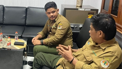 Kepala Sub Seksi Hukum, Kepatuhan, dan Agraria KPH Purwakarta, Martogi Panjaitan, saat memberikan keterangan terkait pembangunan rumah relokasi warga terdampak bencana.