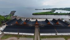 Progres pembangunan Kampung Nelayan Merah Putih di kawasan pesisir Plengsengan Ancol, Kelurahan Lateng, Banyuwangi.