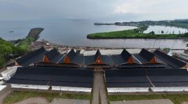 Progres pembangunan Kampung Nelayan Merah Putih di kawasan pesisir Plengsengan Ancol, Kelurahan Lateng, Banyuwangi.