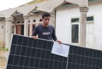 Pemasangan penerangan listrik tenaga surya (PLTS) di Masjid Darul Islah, Pulau Saebus, Kecamatan Sapeken, Kabupaten Sumenep.