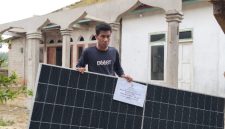 Pemasangan penerangan listrik tenaga surya (PLTS) di Masjid Darul Islah, Pulau Saebus, Kecamatan Sapeken, Kabupaten Sumenep.