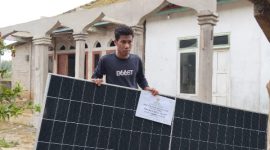 Pemasangan penerangan listrik tenaga surya (PLTS) di Masjid Darul Islah, Pulau Saebus, Kecamatan Sapeken, Kabupaten Sumenep.