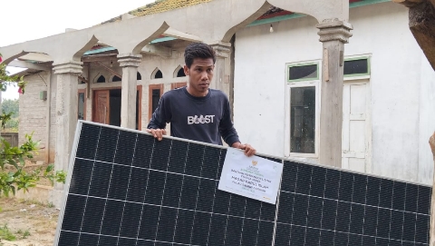 Pemasangan penerangan listrik tenaga surya (PLTS) di Masjid Darul Islah, Pulau Saebus, Kecamatan Sapeken, Kabupaten Sumenep.