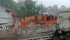 rumah warga yang mengalami kerusakan akibat hujan deras disertai angin kencang.