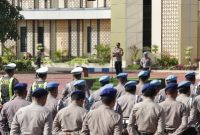 Wakapolres Sumenep Kompol Masyhur Ade S.I.K. memimpin Apel Gelar Pasukan Operasi Keselamatan Semeru 2026 di Lapangan Tribrata Polres Sumenep, Senin (2/2/2026).