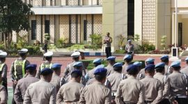 Wakapolres Sumenep Kompol Masyhur Ade S.I.K. memimpin Apel Gelar Pasukan Operasi Keselamatan Semeru 2026 di Lapangan Tribrata Polres Sumenep, Senin (2/2/2026).