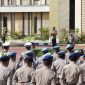 Wakapolres Sumenep Kompol Masyhur Ade S.I.K. memimpin Apel Gelar Pasukan Operasi Keselamatan Semeru 2026 di Lapangan Tribrata Polres Sumenep, Senin (2/2/2026).