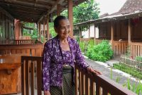 Lansia Warga Desa Wisata Adat Osing Kemiren, Kecamatan Glagah, Banyuwangi, yang terlibat dalam aktivitas pariwisata berbasis budaya untuk melayani wisatawan.