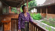 Lansia Warga Desa Wisata Adat Osing Kemiren, Kecamatan Glagah, Banyuwangi, yang terlibat dalam aktivitas pariwisata berbasis budaya untuk melayani wisatawan.