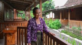 Lansia Warga Desa Wisata Adat Osing Kemiren, Kecamatan Glagah, Banyuwangi, yang terlibat dalam aktivitas pariwisata berbasis budaya untuk melayani wisatawan.