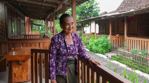 Lansia Warga Desa Wisata Adat Osing Kemiren, Kecamatan Glagah, Banyuwangi, yang terlibat dalam aktivitas pariwisata berbasis budaya untuk melayani wisatawan.