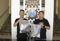 Satreskrim Polres Sumenep saat menunjukkan barang Bukti.