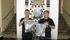 Satreskrim Polres Sumenep saat menunjukkan barang Bukti.