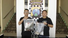 Satreskrim Polres Sumenep saat menunjukkan barang Bukti.