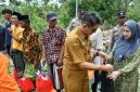 Pj Sekretaris Daerah Kabupaten Sumenep Syahwan Efendi menyerahkan bantuan kepada warga terdampak angin puting beliung di Desa Karduluk, Kecamatan Pragaan.