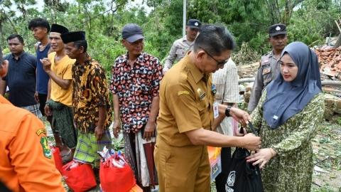 Pj Sekretaris Daerah Kabupaten Sumenep Syahwan Efendi menyerahkan bantuan kepada warga terdampak angin puting beliung di Desa Karduluk, Kecamatan Pragaan.