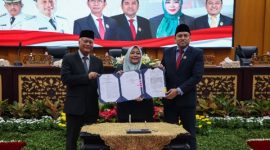 Sekda Kota Surabaya Lilik Arijanto mewakili Wali Kota Surabaya Eri Cahyadi menghadiri rapat paripurna DPRD Kota Surabaya, Senin (2/2/2026).