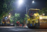 Petugas DSDABM Kota Surabaya melakukan perbaikan dan peningkatan kualitas jalan sebagai upaya mengurangi genangan saat musim hujan.