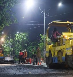 Pemkot Surabaya Tingkatkan Kualitas Jalan Rawan Genangan dengan Metode Overlay