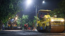 Petugas DSDABM Kota Surabaya melakukan perbaikan dan peningkatan kualitas jalan sebagai upaya mengurangi genangan saat musim hujan.
