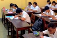 Suasana belajar siswa di salah satu sekolah di Surabaya tanpa penggunaan gawai sesuai kebijakan pembatasan dari Pemkot Surabaya.