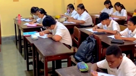 Suasana belajar siswa di salah satu sekolah di Surabaya tanpa penggunaan gawai sesuai kebijakan pembatasan dari Pemkot Surabaya.