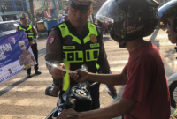 Petugas Satlantas Polres Pamekasan melakukan pemeriksaan kendaraan dalam rangka Operasi Keselamatan Semeru 2026.