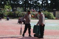 Personel Polres Sumenep melaksanakan kegiatan kurve atau kerja bakti membersihkan lingkungan Mapolres Sumenep, Selasa (3/2/2026).