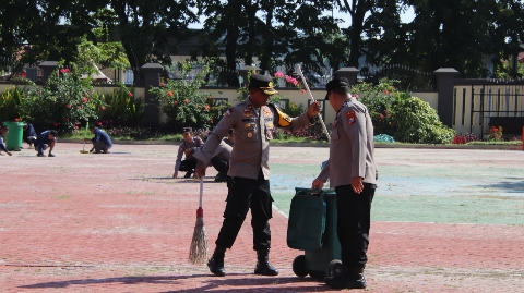 Personel Polres Sumenep melaksanakan kegiatan kurve atau kerja bakti membersihkan lingkungan Mapolres Sumenep, Selasa (3/2/2026).