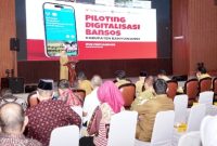 Bupati Banyuwangi Ipuk Fiestiandani saat memaparkan pengalaman Pemkab Banyuwangi dalam pelaksanaan piloting digitalisasi bantuan sosial di Kementerian Dalam Negeri RI, Jakarta.